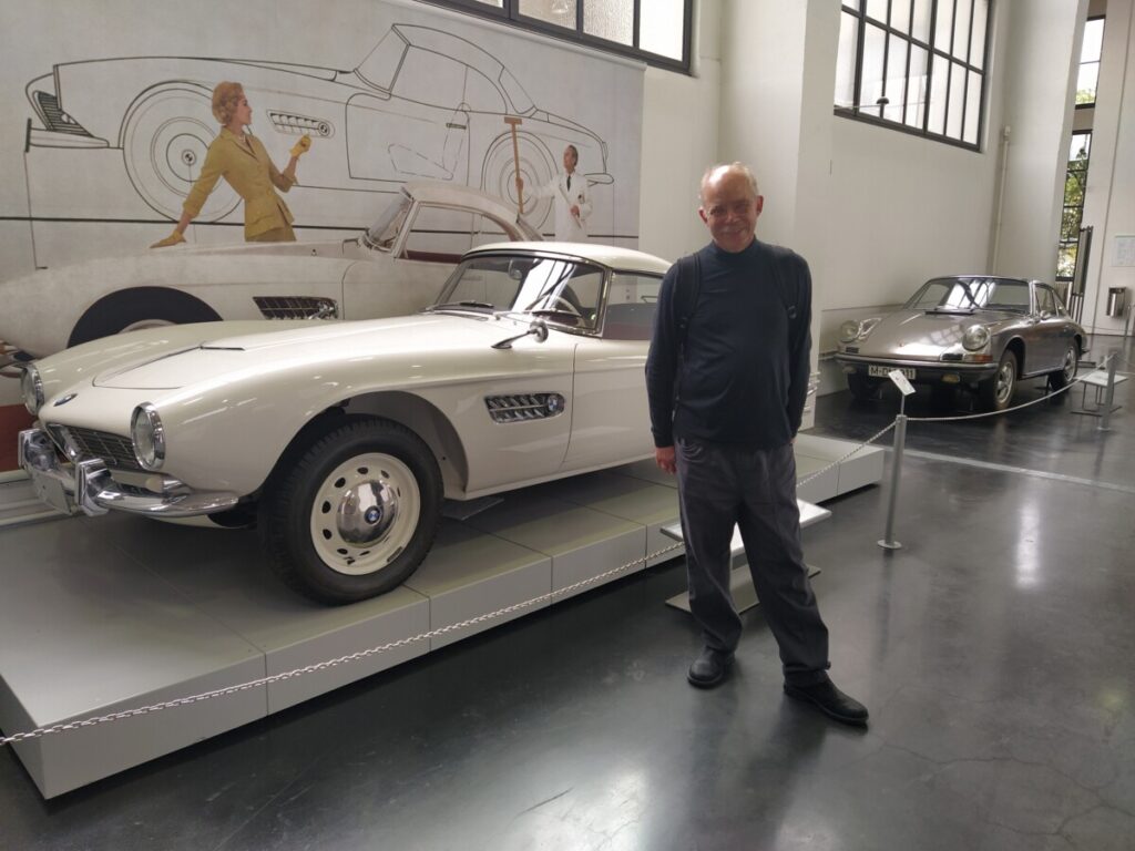 Michael vor einem BMW 507