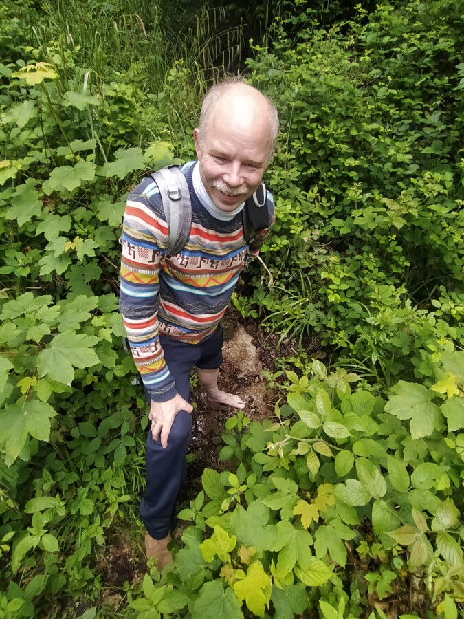 Michael mit einem Fuß im Bernbach bei Bad Herrenalb