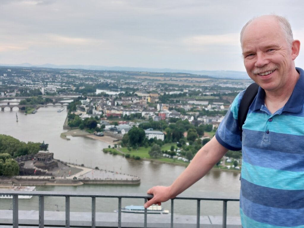 Michael mit Blick auf Mosel und Rhein am Deutschen Eck