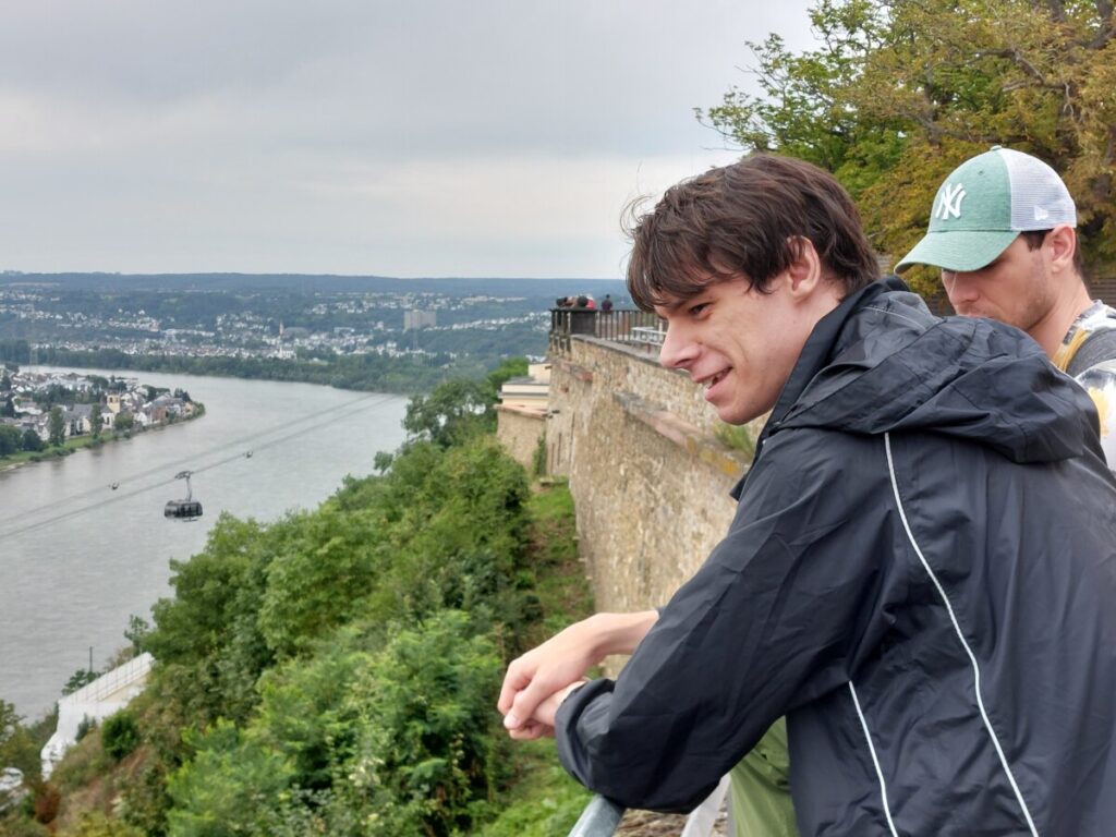 Jonas und Ruben blicken auf Rhein und Mosel