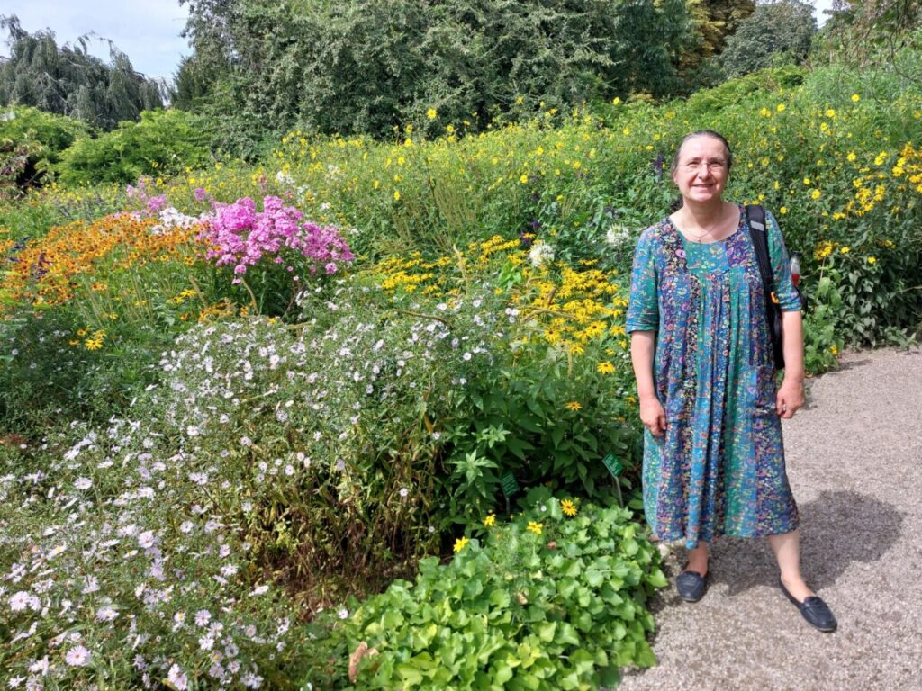 Gundula im Schau- und Sichtungsgarten Hermannshof