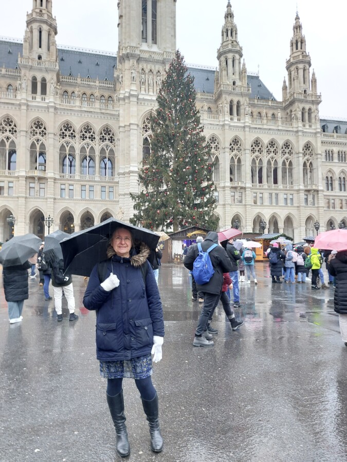 Gundula vor dem Rathaus in Wien